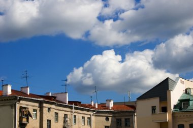 çatılar, borular ve antenler