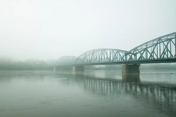 Misty viejo puente — Foto de Stock