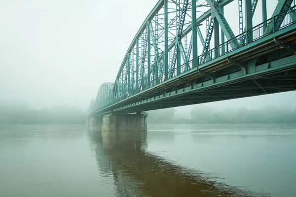 Vecchio ponte nebbioso Immagine Stock