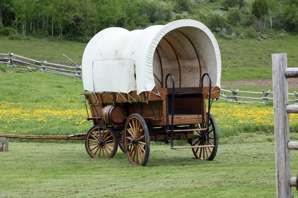 Старый крытый фургон — стоковое фото