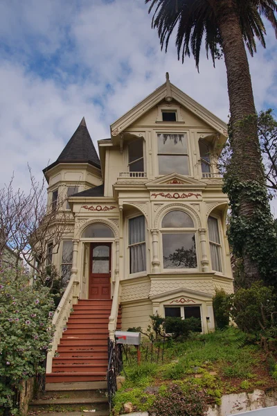 Викторианское жилое здание в Сан-Франциско — стоковое фото