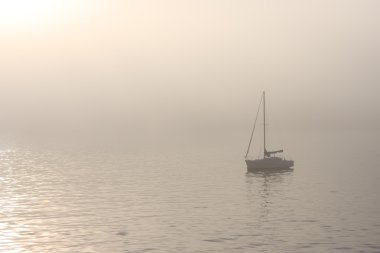 sisli bir su yelkenli