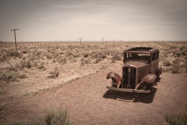 eski araba ve çöl