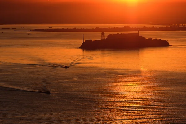 日の出の間にアルカトラズ島を見る. — ストック写真