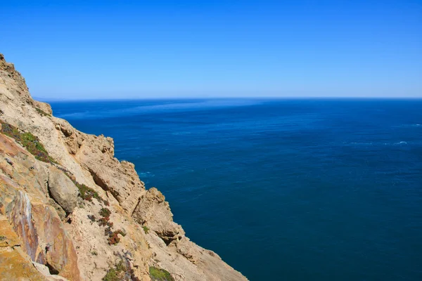 Blauwe oceaan en steile klip — Stockfoto