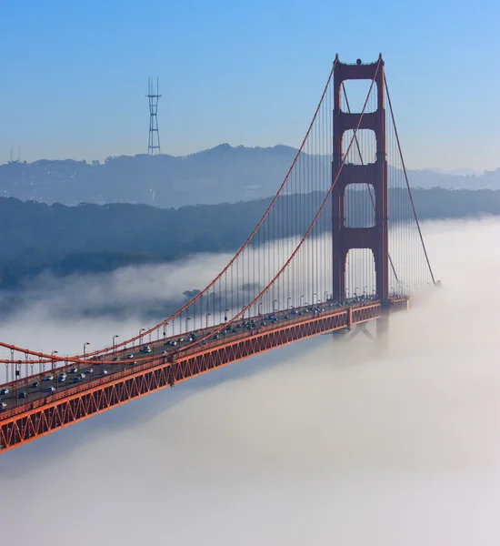 霧の中で、サンフランシスコのゴールデン ゲート ブリッジ — ストック写真