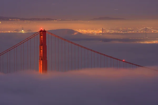 霧の中で、サンフランシスコのゴールデン ゲート ブリッジ — ストック写真