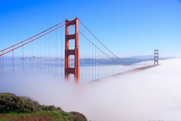 Ponte Golden Gate de São Francisco em nevoeiro — Fotografia de Stock