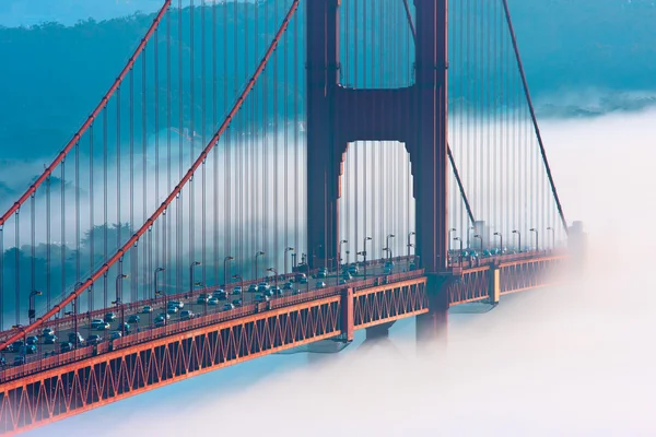Мост Золотые ворота Сан-Франциско в тумане — стоковое фото