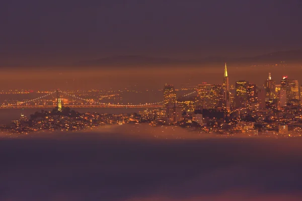 San Francisco centre-ville et Bay Bridge — Photo