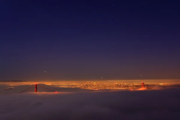 Мост Золотые ворота Сан-Франциско в тумане — стоковое фото