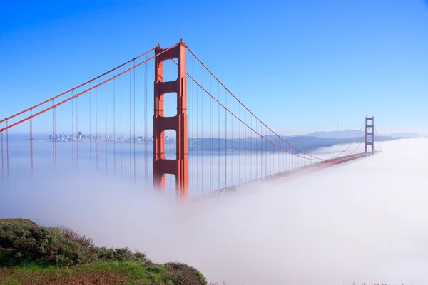 San Francisco Голден Гейт Брідж в туман Ліцензійні Стокові Зображення