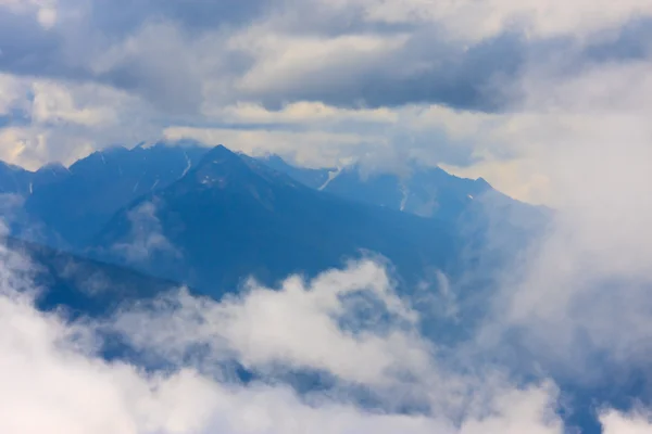 Berge und Nebel — Stockfoto