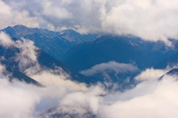 Berge und Nebel — Stockfoto