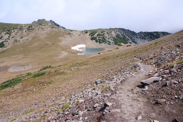 Un sendero de montaña y lago —  Fotos de Stock