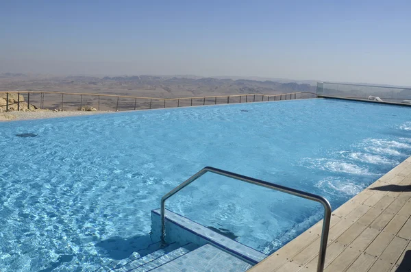 Pool im Touristenhotel, Wüste Negev. — Stockfoto