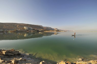 Ölü Deniz üzerinde sörf.