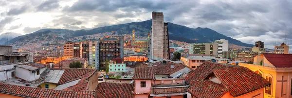 Quito visão noturna . Fotos De Bancos De Imagens Sem Royalties