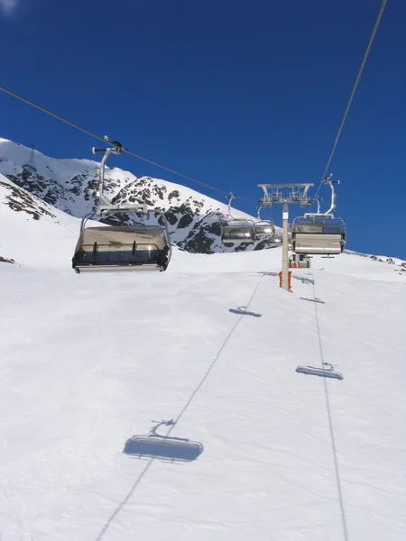 Chair lift in mountains — Stock Photo, Image