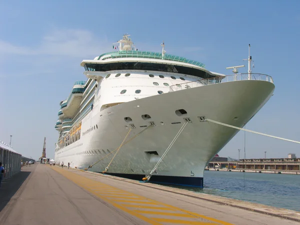 A cruise ship docked in the port — Stock Photo, Image