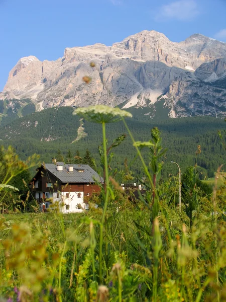 Dům v Alpách, Itálie — Stock fotografie