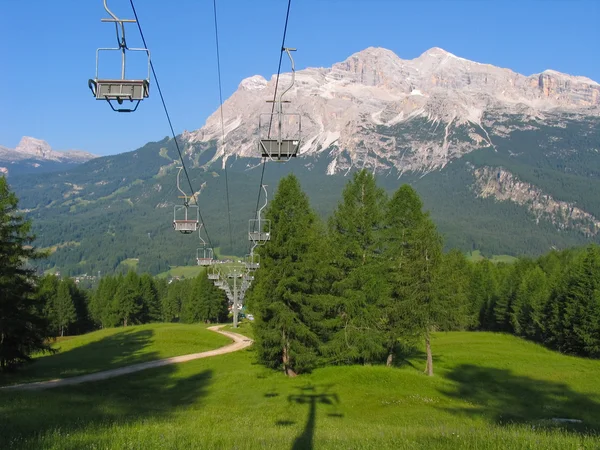 Stoleelevator om sommeren i Italien. Skilift - Stock-foto