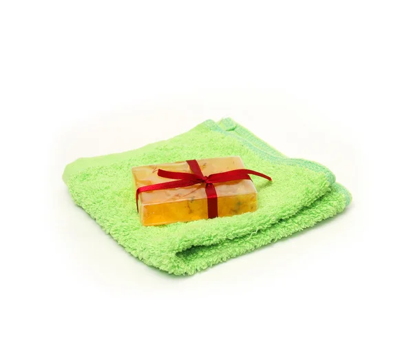 Zeep met een strik op een handdoek — Stockfoto