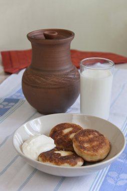 ekşi krema ve süt ile lezzetli peyniri kızartması