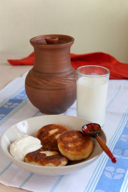 ekşi krema ve süt ile lezzetli peyniri kızartması