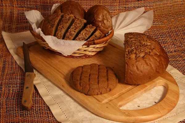 Натюрморт с ржаным хлебом — стоковое фото