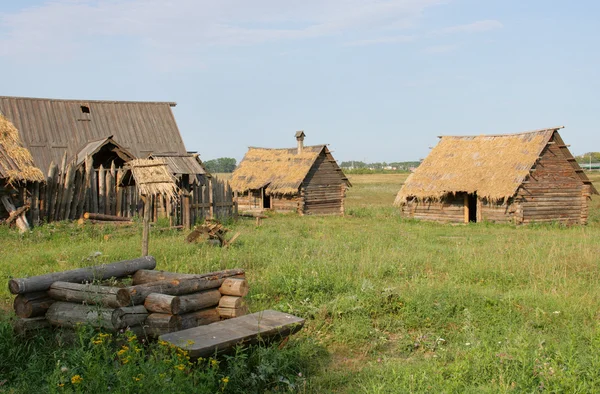 Kırlarda bir kuyu ile eski evler — Stok fotoğraf