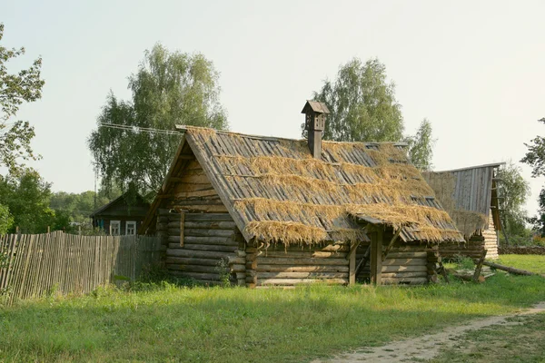 Dřevěné domy v ruské země straně — Stock fotografie