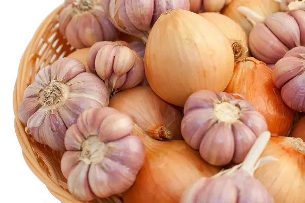 Garlic and onion in wicker basket closeup — Stock Photo, Image