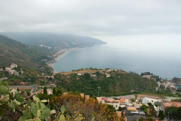 Vista mar perto de Taormina, Sicília, Itália — Fotografia de Stock