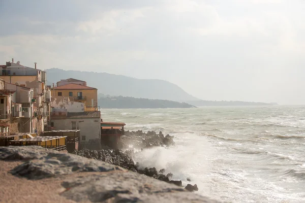 Шторм на Тирренском море возле Кефалу, Сицилия, Италия — стоковое фото