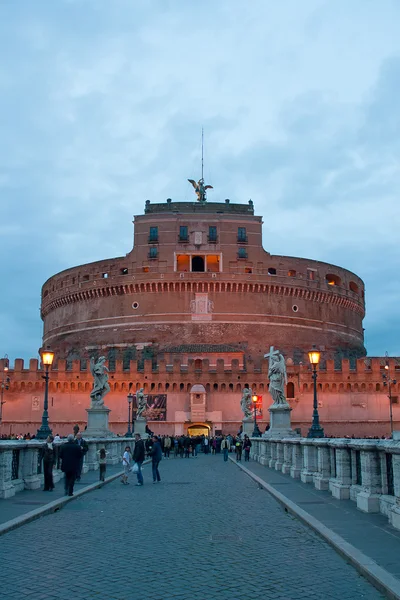 로마, 이탈리아에서 성 성 안젤로 앞 관광객 — 스톡 사진