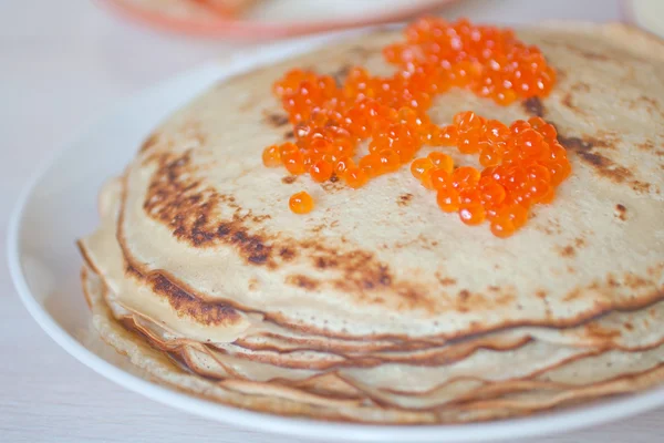 Pfannkuchen mit Kaviar traditionell zur Fastnacht serviert. — Stockfoto
