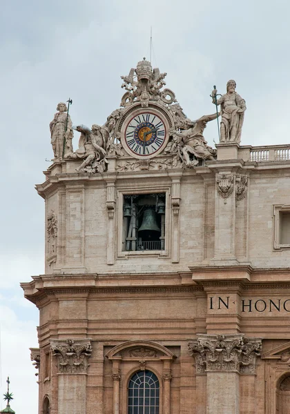 Chalupe com sino no canto superior da basílica de São Pedro em Ro — Fotografia de Stock
