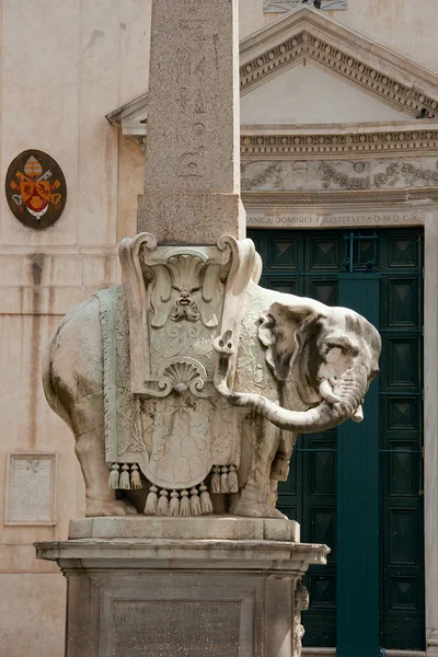 Obélisque de Santa Maria sopra Minerva par Bernini à Rome, Italie — Photo