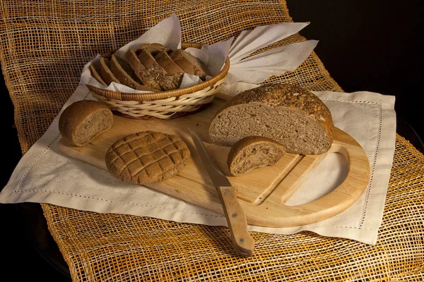 Натюрморт с ржаным хлебом — стоковое фото