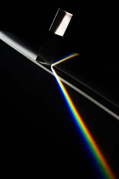 Призма расщепляет свет на спектр — стоковое фото