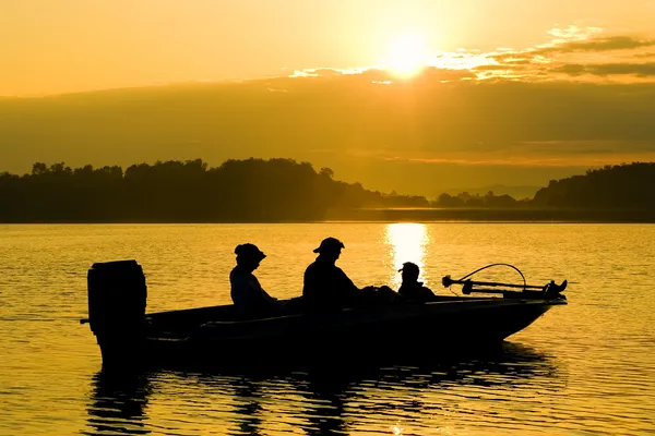 Vissersboot bij zonsopgang — Stockfoto