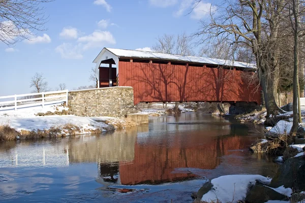 Täckta bron med snö — Stockfoto