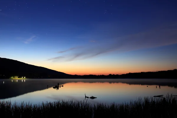 Звездный свет над озером — стоковое фото