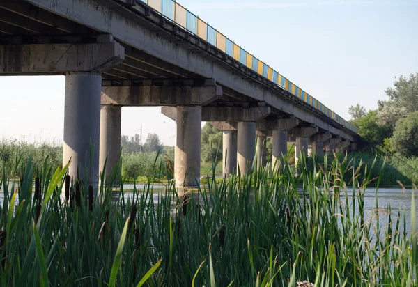 Γέφυρα στον ποταμό — Φωτογραφία Αρχείου