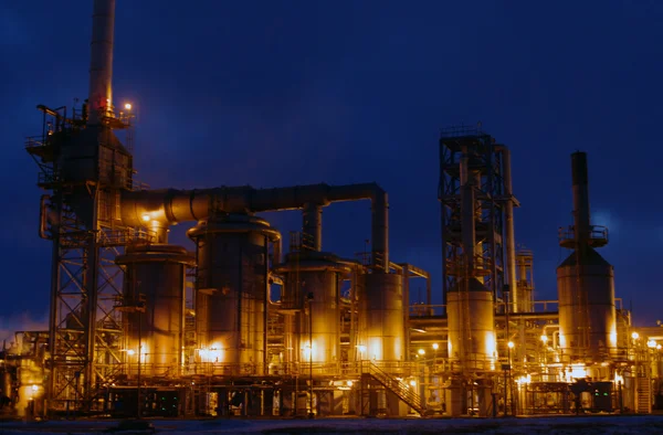 Petrochemische fabriek in nacht — Stockfoto