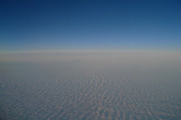 Nuvens e céu azul visto de avião — Fotografia de Stock
