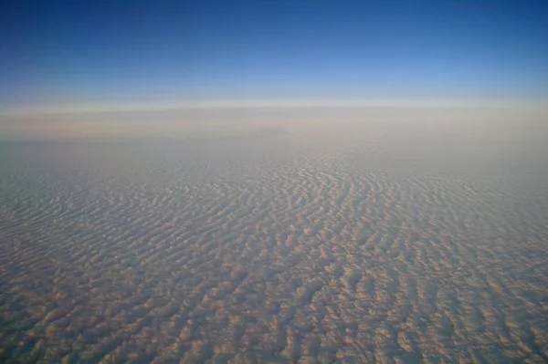 Wolken en blauwe hemel gezien vanaf vliegtuig — Stockfoto