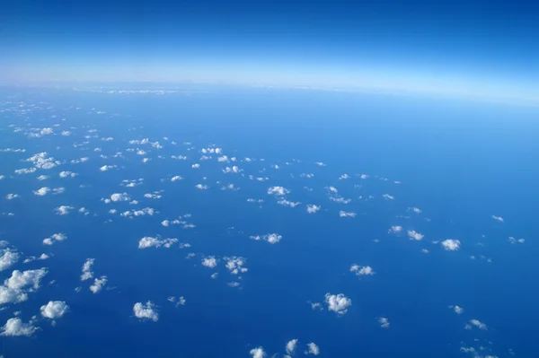 Nuvole e cielo blu visti da aereo — Foto Stock