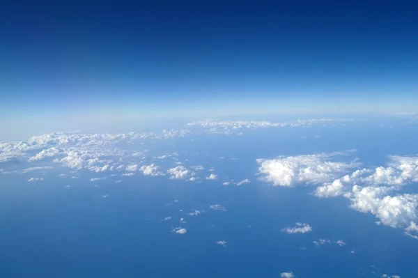 Σύννεφα και το γαλάζιο του ουρανού από το αεροπλάνο — Φωτογραφία Αρχείου